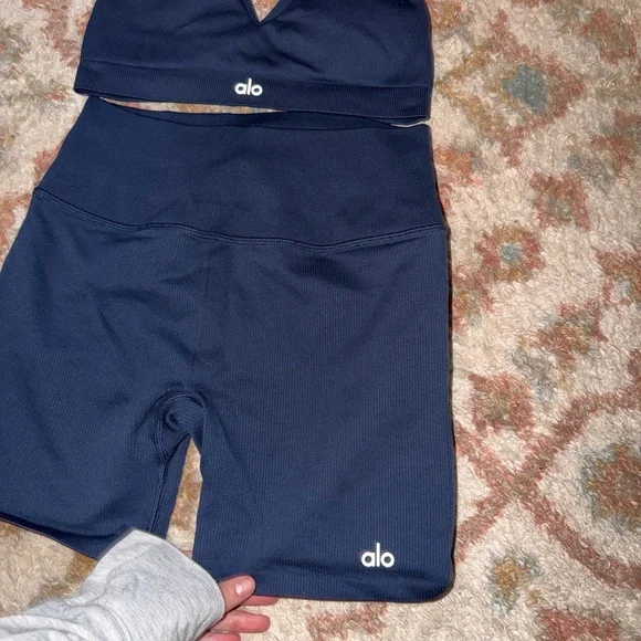 ALO WORKOUT SET - Picture 3 of 10